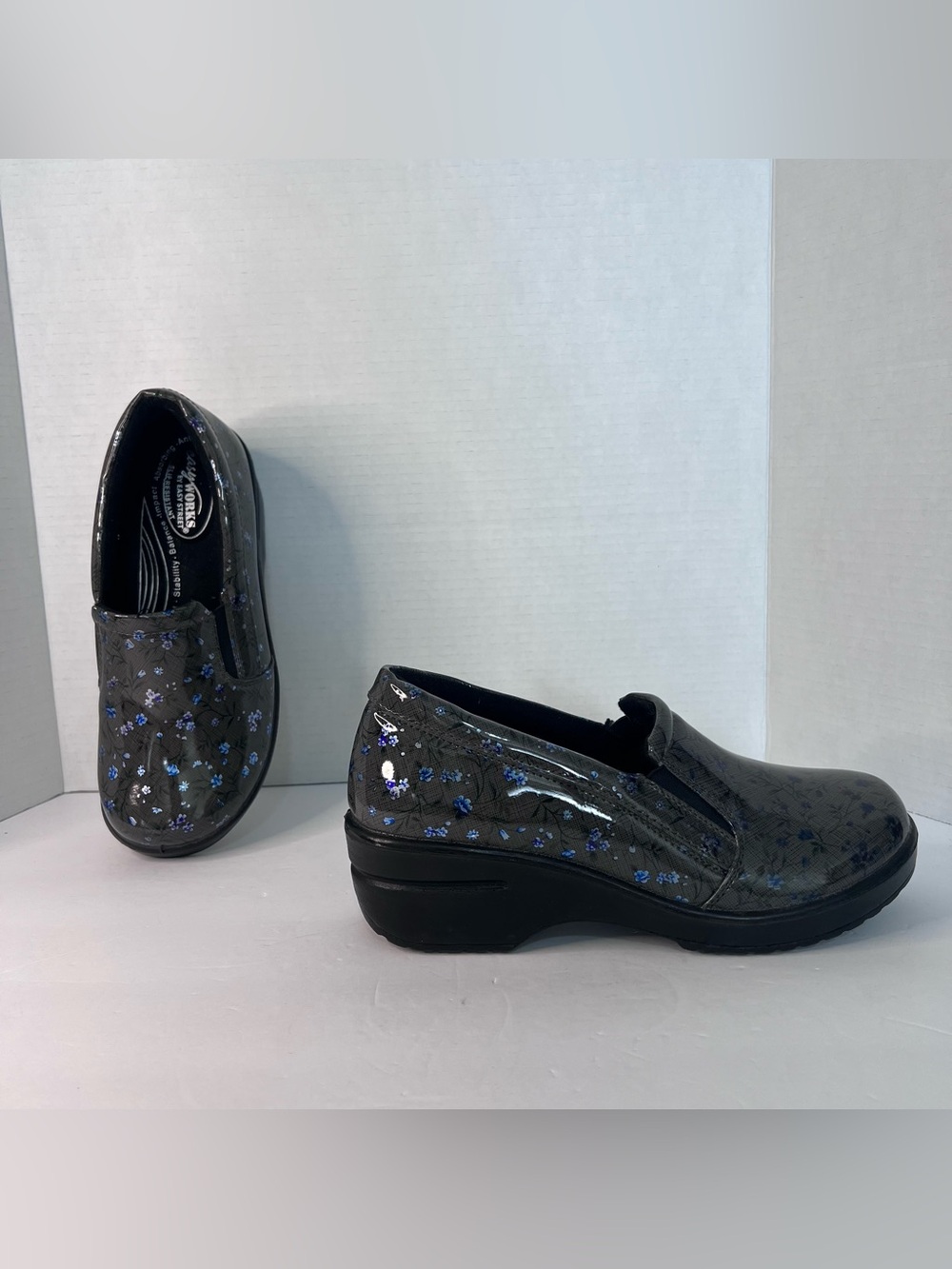 Easy Works By Easy Street Size 8.5W Leeza Clogs Gray Floral Women's Shoes